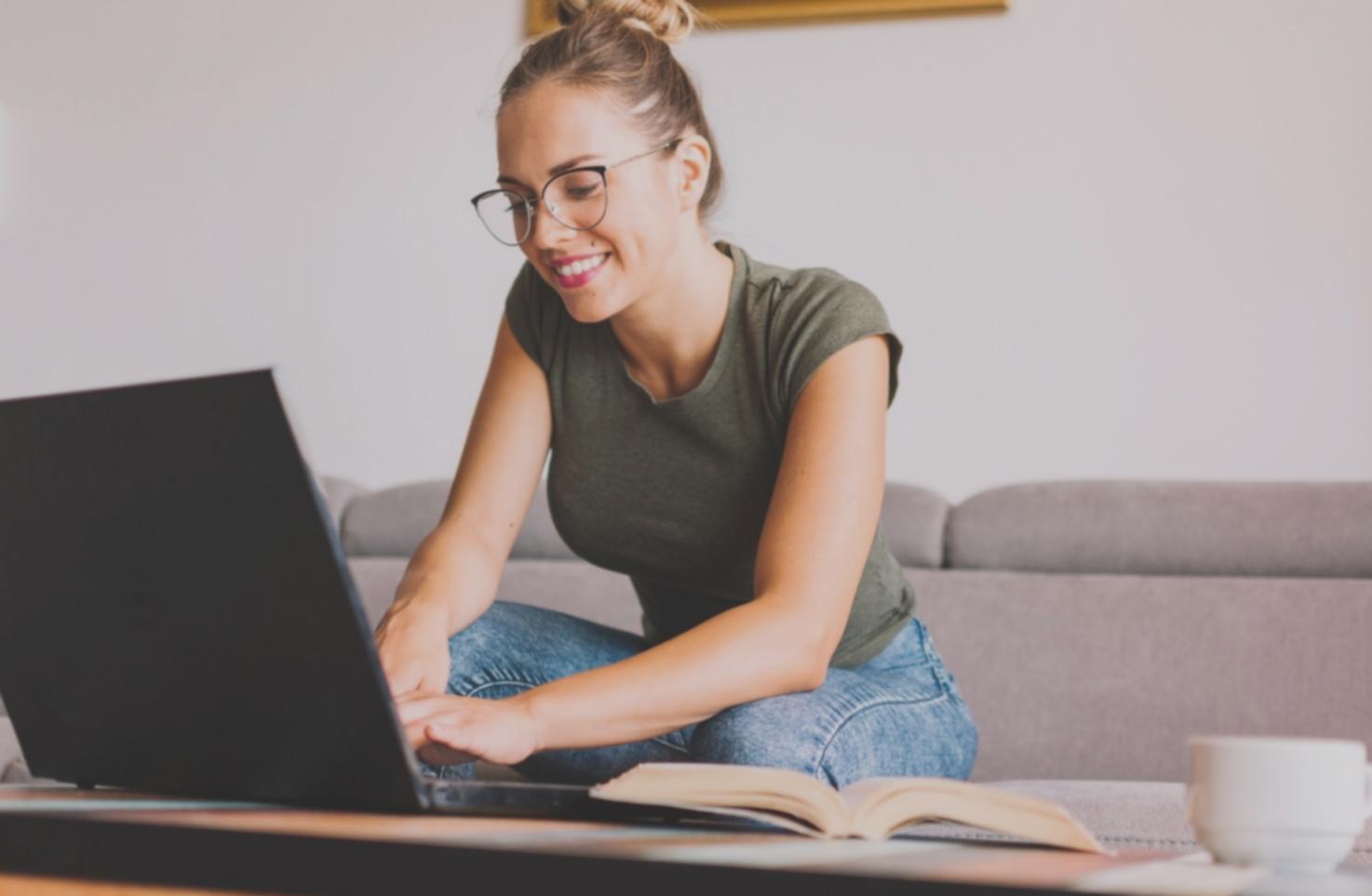 Detaillierte Projektanalyse und Budgetplanung am Arbeitsplatz