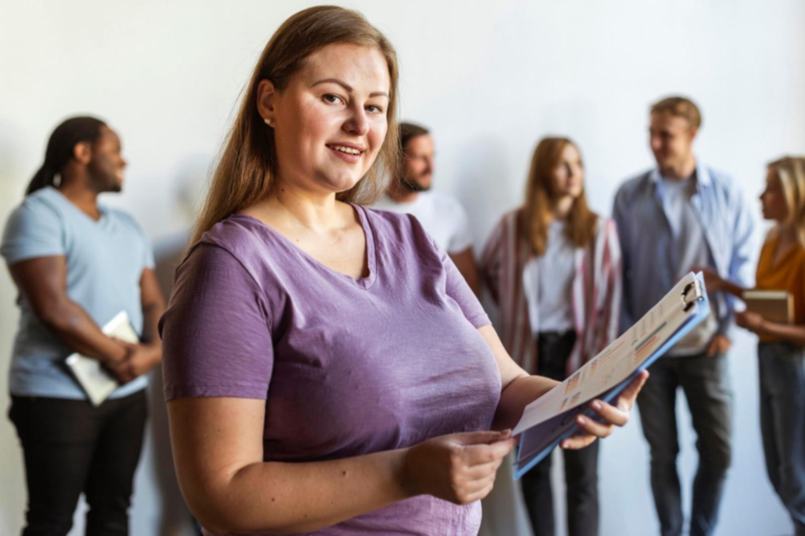 Professionelle Beratung für Projektbudget-Management in modernem Büroumfeld