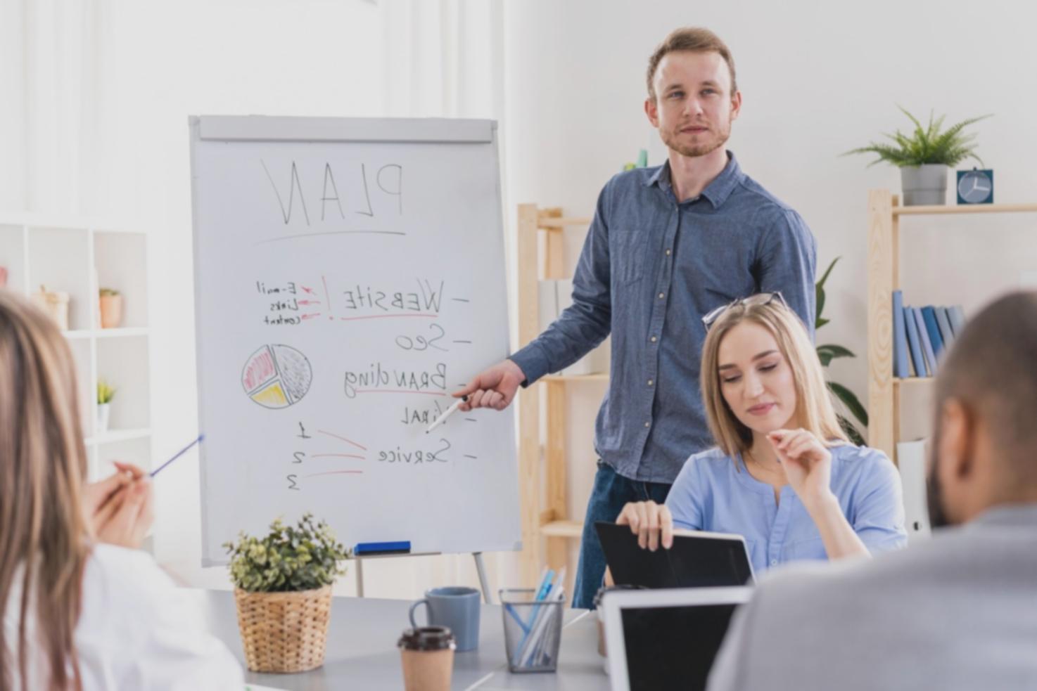 Professionelle Budgetplanung am Arbeitsplatz mit Dokumenten und Laptop